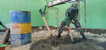 Pembangunan Gedung Sekolah Hampir 100 Persen, Satgas TMMD Percepat Adukan Semen